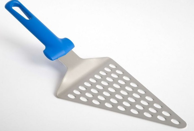 Лопатка для пиццы GiMetal AC-STP15F 195х140 мм, перфорированная. треугольная