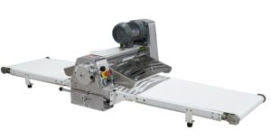 Тестораскаточная машина Kocateq OMJ 520 NW настольная, с конвейером 50х223 см