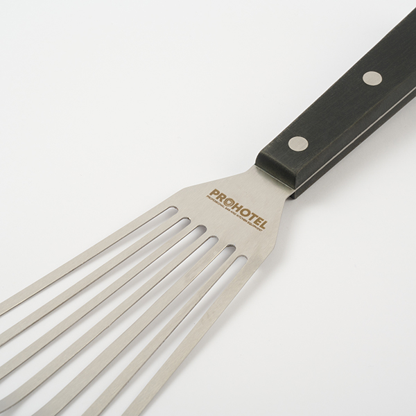 Лопатка кухонная изогнутая ProHotel HC-GS131-6 L 275 мм, B 75 мм, H 1 мм, перфорированная, нерж. сталь/полиоксиметилен артикул 4110993